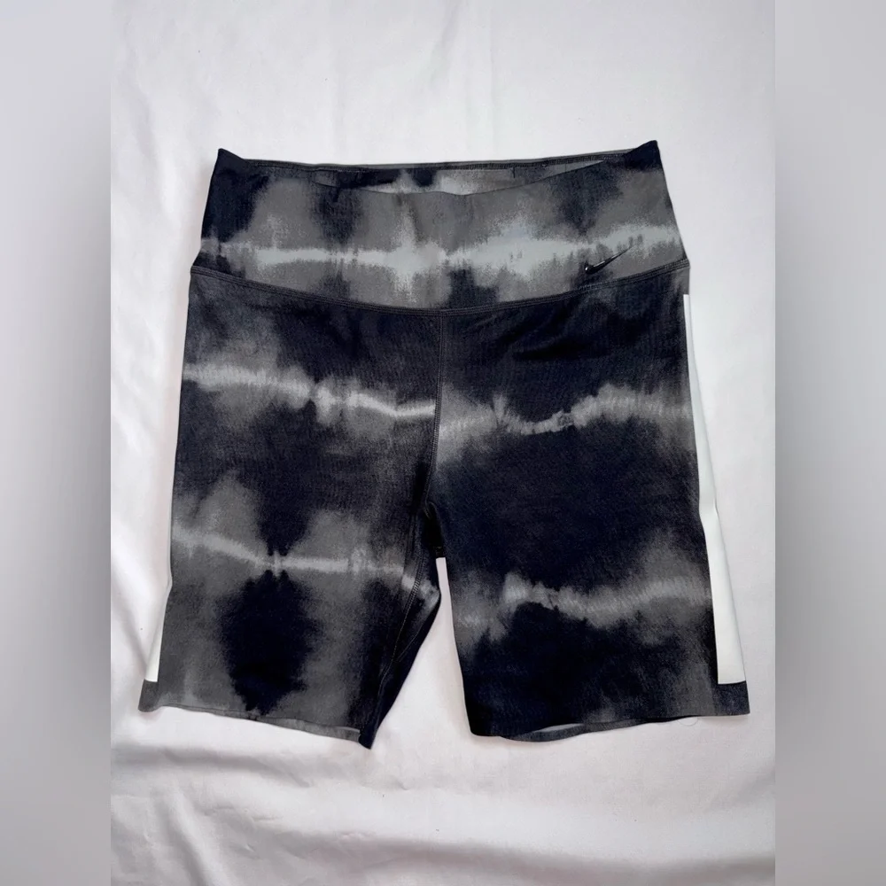 Nike Size M Black & Grey One Luxe 7 Inch Inseam Athletic Gym Bike Shorts - Picture 2 of 7